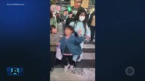 Imagem de mulher que empurra criança em faixa de pedestre no Japão causa indignação