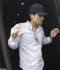 Authorities in mexico arrested and then released one of the sons of notorious drug kingpin, joaquin el chapo guzman loera, during a violent shootout thursday, the new york times reports. Mexican Police Officer Who Arrested El Chapo S Son Is Assassinated In A Hail Of Bullets Daily Mail Online