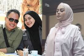 Mantan istri faisal harris ini menjadi sorotan karena terlihat cantik saat muda. Dulu Anaknya Sampai Nekat Labrak Jennifer Dunn Yang Telah Rebut Faisal Harris Sarita Abdul Mukti Kepergok