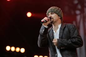 Med pophjertet utenpå skjorten