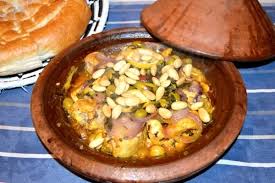 Hier Kommt Ein Rezept Fur Eine Hahnchentajine Mit Oliven Und Mandeln Das Hahnchenfleisch Wird Zunachst In Einer W Tajine Rezepte Rezepte Marokkanische Rezepte