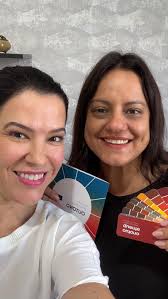 Dia de descobrir os melhores tons da querida @helenmarinidias 🎨. Primeiro  alinhamos com uma conversa Coach orientada para alcançar a autoestima 🫶🏻  da cliente e depois partimos para analise da sua ...