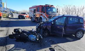 Una grimaldi in partenza dallo scalo isola bianca ha urtato accidentalmente la tirrenia athara, che era ormeggiata. Incidente Stradale A Siderno Moto Contro Auto Grave La Donna Alla Guida Della Due Ruote
