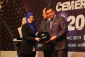 Anugerah khidmat cemerlang adalah anugerah yang diberikan kepada seseorang anggota tidak kira sama ada mereka berada di bawah sistem saraan baru (ssb) atau sistem saraan malaysia (ssm) bagi menghargai dan mengiktiraf sumbangan kerana kualiti/kuantiti sumbangannya melebihi daripada. Majlis Anugerah Perkhidmatan Cemerlang 2018 Portal Rasmi Perbadanan Harta Intelek Malaysia