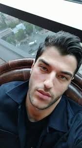 So the Tinder Swindler is in Reykjavík, Iceland. ..That Tinder text! 😂😂😂  The newspapers in Iceland are warning women to stay away from him. yeah, I  think i'll pass. 😂