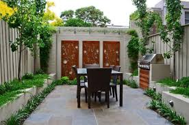 55 Idees Sympas Pour Integrer L Acier Corten Dans Votre Jardin Deco Mur Exterieur Jardin Deco Mur Exterieur Mur Exterieur
