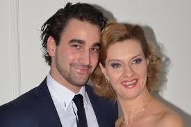 A végén kiderül, hogy ő maga is berényi, mert igazi édesapja berényi zoltán. Janza Kata Mellett 22 Evvel Fiatalabb Parja Ezert Nem Erezte Magat Ferfiasnak Hazai Sztar Femina