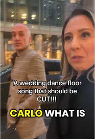 Bailando en la pista: Canción de boda imperdible