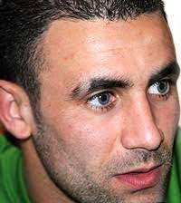 İstanbul'da akşam ezanının okunmasının ardından rachid ghezzal, saha ortasında tek hurmayla orucunu açtı. Abdelkader Ghezzal Wikipedia