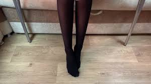 黒ストッキングを履いた女の子がテーブルの下で彼氏と遊び、足コキの後に足に大量のザーメンを得る