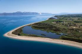 Στα ρηχά και πιο ήσυχα νερά του νότιου ευβοϊκού ή στις συνήθως ταραγμένες αλλά μαγευτικές παραλίες του αιγαίου H Boreia Eyboia Apotelei Enan Epigeio Paradeiso Poy 8a Sas Magepsei Sta Yperoxa Topia Ths Sterea News