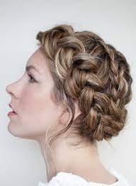 20 Konigliche Und Charismatische Kronenhaarfrisuren Frisuren 2019 Neue Haarschnitte Und Haarfarben Geflochtene Frisuren Wiesn Frisur Tracht Frisur