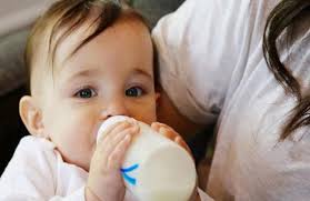 Trẻ uống sữa công thức đi ngoài màu trắng có nguy hiểm hay không?