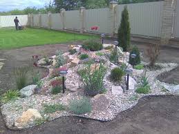 Da er so wirken soll, als ob die pflanzen und blumen die felsen und geröllstücke überwuchern, sollten zunächst die steine auf. Pin Von A B Auf Our New Garden Steingarten Anlegen Steingarten Steingarten Anlegen Ideen