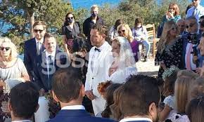 Η ελεωνόρα ζουγανέλη, η οποία υπεραγαπά τους γονείς της και προσπαθεί να περνά όσο περισσότερο χρόνο γίνεται μαζί τους, πήγε για διακοπές μαζί με τον σύντροφό της στο νησί από το. Zoyganelh Dhmhtrioy Oi Prwtes Eikones Apo Ton Paramy8enio Gamo Toys Stis Spetses Gossip Tv Gr