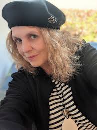 The importance of family to Seamus Heaney's practice is evident from the  outset of #ListenNowAgain. Here is 'Catherine's Poem' from 'Midsummer  Feast', including an illustration of the Settle Bed by Seamus Heaney's