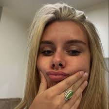 Lisa Fredette's Instagram, Twitter & Facebook