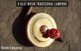 Cara memainkan alat musik ini adalah dengan memukulnya menggunakan tangan kiri sementara tangan kanan digunakan sebagai pengatur nada menggunakan demikian ulasan tentang 36 alat musik tradisional indonesia lengkap 34 provinsi, gambar dan daerahnya yang dapat kami sajikan. Alat Musik Tradisional Lampung Gambar Dan Cara Memainkannya Adat Tradisional