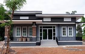 Kaca tebal dengan bingkai yang kokoh, ditambah lagi pintu dibuat menutup hampir seluruh bagian depan rumah. Desain Rumah Mewah Satu Lantai Dengan 3 Kamar Tidur Dan 2 Kamar Mandi Indah Dan Megah Kabar Sip