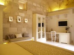 Di negozi che trattano la pietra leccese ce ne sono diversi a lecce, ma se vorrete l'originalità, la vera arte e non il solito oggettino dozzinale allora la vostra sosta fatela qui, non. Nel Salento Albergo Tutto In Pietra Leccese