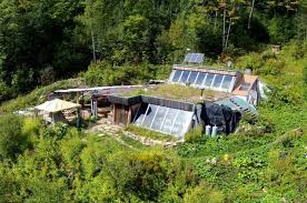 Habitat Earthship Escargo Canada C Serge Desrosiers Vitalproductions Maisons Souterraines Maison Ecologique Maison Bioclimatique