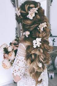 Idee De Coiffure Mariage Pour Les Cheveux Longs Coiffure Romantique Avec Des Fleurs Coiffure Mariage Facile Cheveux De Mariee Coiffure Mariee Cheveux Longs