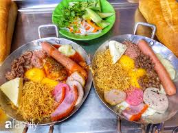 Không gian nhà hàng rộng rãi, thông thoáng, lịch sự. Giá»¯a Phá»' Ä'i Bá»™ Nguyá»…n Huá»‡ Ä'áº¯t Ä'á» Co Má»™t Hang Banh Mi Cháº£o Lá»¥p Xá»¥p Gia Cá»±c Ráº» Cá»© Cang Muá»™n La Cang Ä'ong
