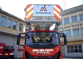 The corps' task is to provide safety for people, animals and property, and to give technical assistance to industries, and provide f. Si Ribalta L Autoscala Dei Vigili Del Fuoco Un Pompiere In Ospedale