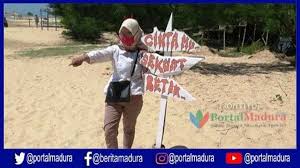 Pantai tiga warna adalah pantai yang cukup unik di antara deretan pantai di selatan malang. Pengembangan Wisata Pantai Lon Malang Sampang Capai Rp 1 6 Miliar Portalmadura Com