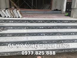 Bậc tam cấp bằng đá Nhà thờ họ