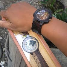 Gambar jam yang tidak ada jarumnya. Walnut Brand Jam Tangan Kayu Kreasi Pemuda Tegal