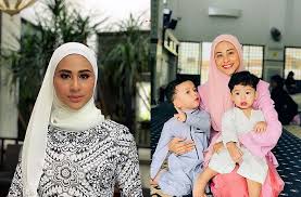 Selepas tu dia keliling kubur mak ayah dia. Artis Malaysia Sedih Tak Dapat Ziarah Kubur Bapa Facebook