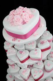A small french fancy biscuit or cake often served at the end of a meal. Hochzeitstorte Google Suche Torte Hochzeit Hochzeitstorte Cupcakes