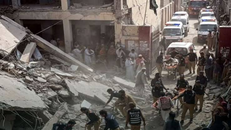 पाकिस्तान के पेशावर में ढह गई स्कूल की छत, अब तक 29 की मौत - Pakistan Peshawar schools building collapse many children died and injured