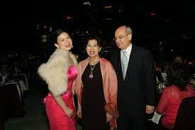 Goh , 5 haziran 1959'dan 28 kasım 1990'a kadar 31 yıl görev yaptıktan sonra lee kuan yew'in yerini. Group Photograph Of Mrs Goh Chok Tong Wife Of Senior