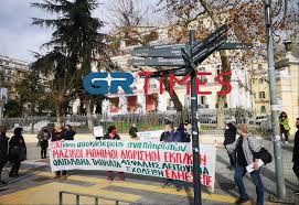 Παρασκευή 17 απριλίου 2020 ο κυβερνητικός εκπρόσωπος κος στυλιανός πέτσας αναφορικά με το στρατηγικό. Xiliades Ekpaideytikoi Ektos Pinakwn Me Asteia Aformh Fwto Video Grtimes Gr