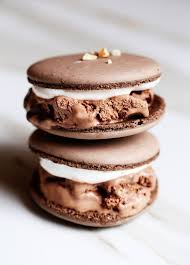 Rocky Road Ice Cream Sandwiches With Chocolate Macarons Recette Recette Macaron Gourmandise Recettes De Creme Glacee