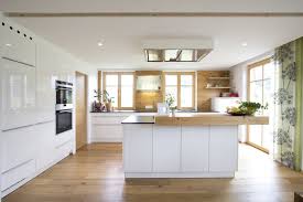Finde Klassische Kuche Designs In Weiss Kuche Weiss Hochglanzend Mit Altholz Entdecke Die Schonsten Bilder Zur Inspirat Moderne Kuche Haus Kuchen Kuchen Design