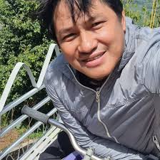 A new WORLD RECORD by ONE SECOND 😮 Yomif Kejelcha narrowly claims a world  record in the men's half marathon in Valencia, winning in 57:30. That beats  the previous mark of 57:31