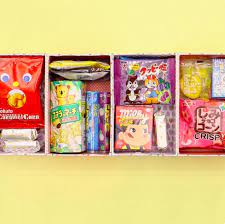 開けてびっくり 大好きなお菓子がいっぱい詰まった お菓子冷蔵庫 mama ママタス お菓子冷蔵庫 誕生日プレゼント 手作り 100均 誕生日プレゼント 作り方