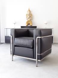 Steel frame and loose cushions, designed in the distinct international style. Cassina Le Corbusier Lc2 Sessel Leder Schwarz Chrom Top Furniture4life