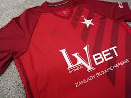 Dit shirt loopt van donkerrood op de bovenkant over in wat lichter rood naar onder. Wisla Krakow 2018 19 Home Shirt Pedro S Football Shirts