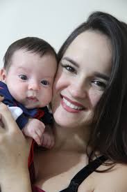 Ex-atriz mirim, Thávyne Ferrari vive expectativa do primeiro Dia das Mães e  revela pedido de perdão