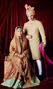 Kareena Kapoor Khan Wore Mother In Law Sharmila Tagore S Bridal Lehenga Image Avinash Govarikar Kareena Kapoor Wedding Bollywood Bridal Celebrity Bride