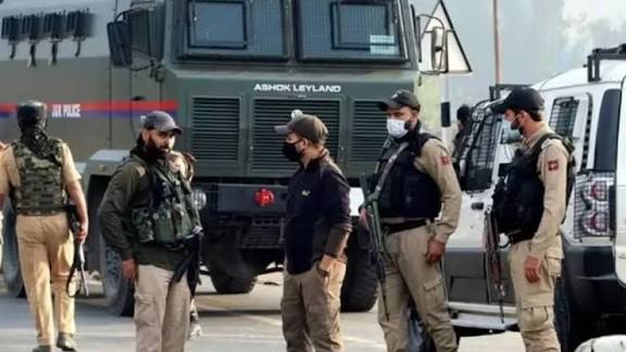 जम्मू-कश्मीर में सिर्फ पहरेदार नहीं बल्कि प्रहारक भी बनेंगे 'वीडीजी' के  सदस्य, आतंक के खिलाफ अभियान को मिलेगी नई धार - Jammu Kashmir administration  will ...