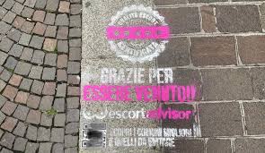 Scritte che rimandano a un sito di escort per terra ad Alessandria