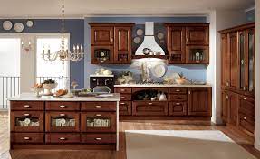 Cucina In Legno Scuro Con La Cappa D Arredo E Isola Centrale Che Ricrea Un Atmosfera Calda E Avvolgente C Mobili Cucina Legno Arredo Interni Cucina Arredamento