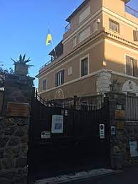 Il consolato ha competenza territoriale su tutto il nord italia e comprende liguria, piemonte, valle d'aosta, lombardia, veneto, trentino alto lo staff del consolato è composto da personale italiano e americano impiegato nelle diverse sezioni e agenzie del governo degli stati uniti presenti a milano. Ambasciata D Ucraina Nella Repubblica Italiana Wikipedia