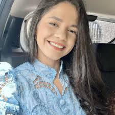 O Presidente Thomas S. Monson viu pela primeira vez Frances Beverly Johnson  na primeira dança que ele frequentou na Universidade de Utah como calouro.  Quando ele a viu, ele pensou: "Ali esta