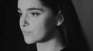 From soul music to a daring and energetic form of rap music : Anna Kova  comes back with "Ray", a single that announces an upcoming album